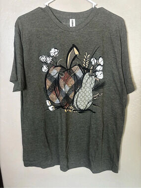 Tilted Pumpkin Graphic Tee in Green Size Large Like New
